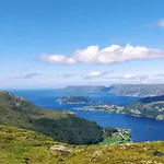 I Gangavstand Til Strand, Sentrum Og Fjellet * Selje