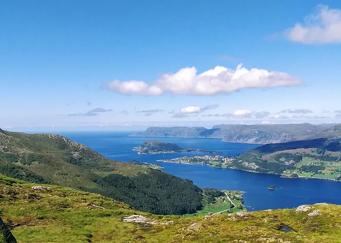 I Gangavstand Til Strand, Sentrum Og Fjellet * Selje