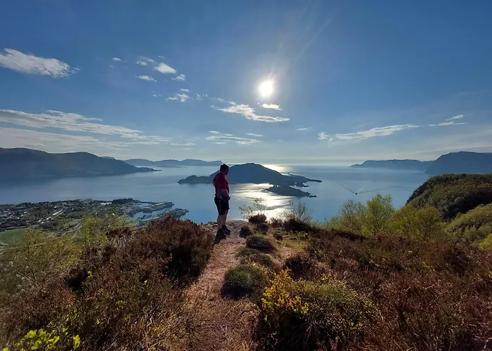 I Gangavstand Til Strand, Sentrum Og Fjellet Selje
