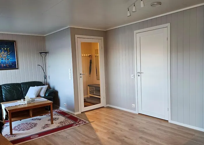 I Gangavstand Til Strand, Sentrum Og Fjellet Selje