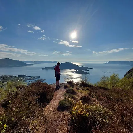 I Gangavstand Til Strand, Sentrum Og Fjellet Selje
