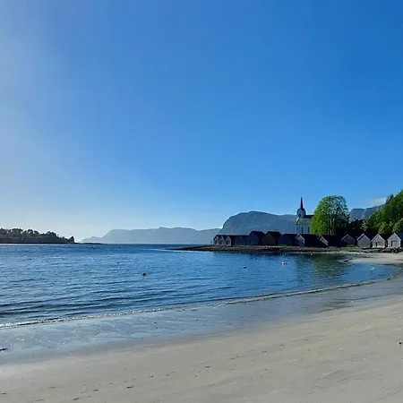 I Gangavstand Til Strand, Sentrum Og Fjellet